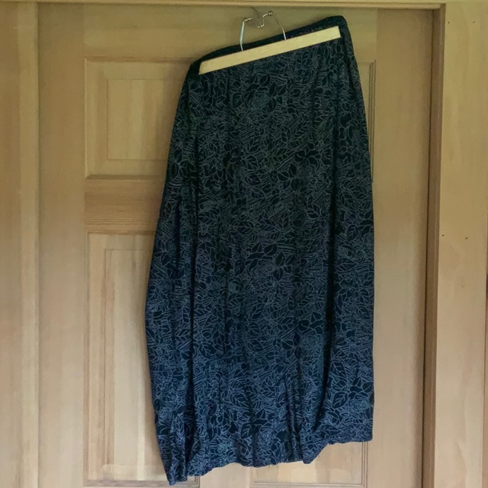 Light and flowy mid-length rayon skirt